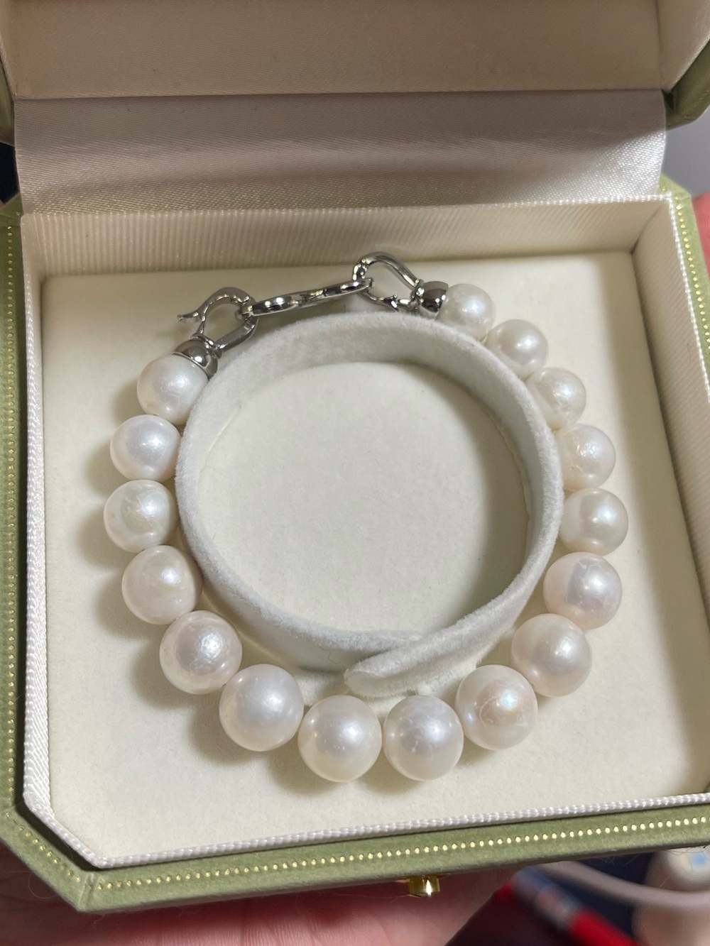 Classic White Pearl Bracelet with Silver Clasp 1